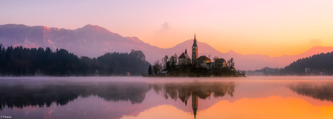 Kirche am See bei Abendstimmung