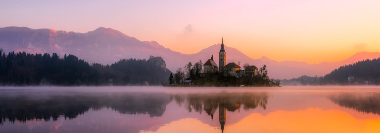 Kirche am See bei Abendstimmung